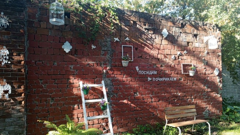 Арт-лавочку с фигурками птиц установили во дворе на Звездинке
