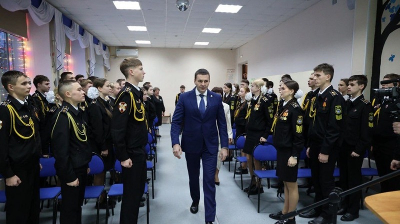 Демешин провел урок «Разговоры о важном» для учащихся Военно-морского лицея 