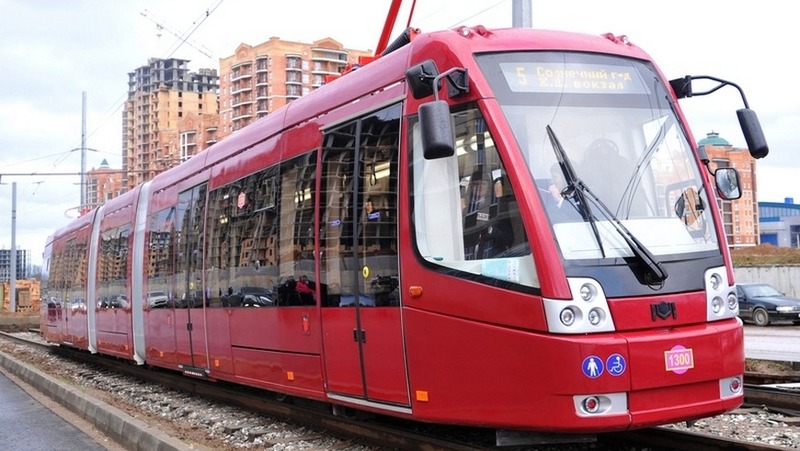 Трамваи встали из-за припаркованной машины на путях в Казани