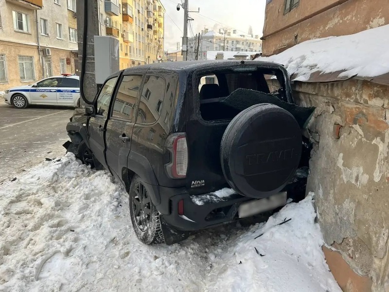 Внедорожник сбил насмерть пожилую женщину в Воронеже и вылетел на троутар