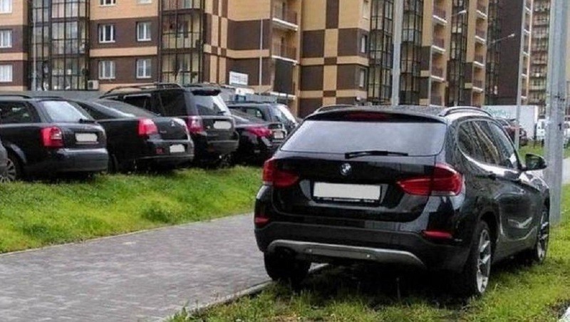В Рязани в 2026 году собрали ₽673 000 штрафов за парковку на газонах
