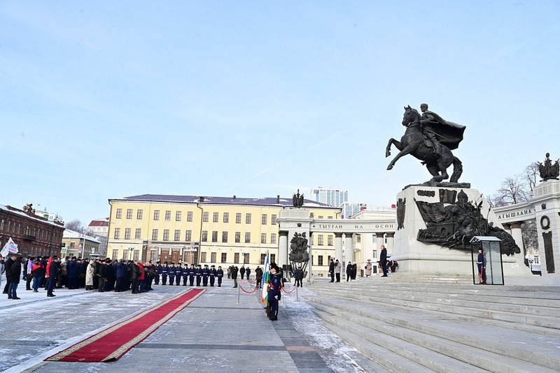 Р.Хабиров возложил цветы к Вечному огню в память о защитниках Отечества