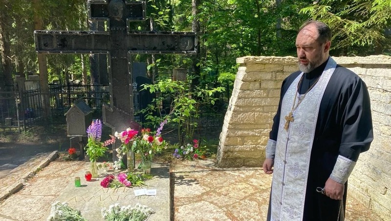 Иерей Александр Гутник отслужил литию на могиле Ахматовой в её день рождения 