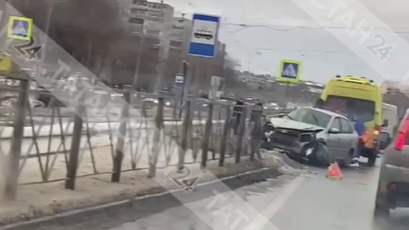 Машина протаранила ограждение на пр. Ямашева в Казани