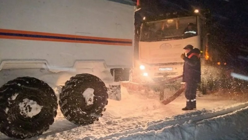 Взрослых и детей спасли из снежного плена на Тенькинской трассе