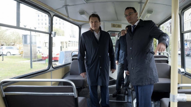 Отреставрированный ретротроллейбус появился на аллее Славы в Казани