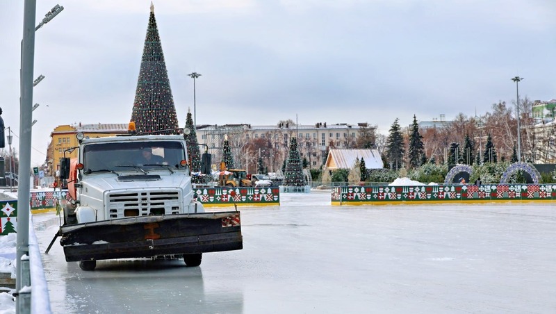Заливку катка на площади Куйбышева завершают в Самаре