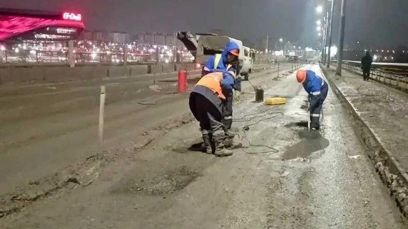 В Омске начали ремонтировать проезжую часть моста у Телецентра