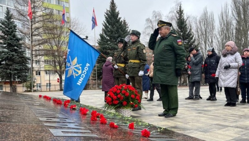 Цветы к Вечному огню в парке Победы возложили в Самаре
