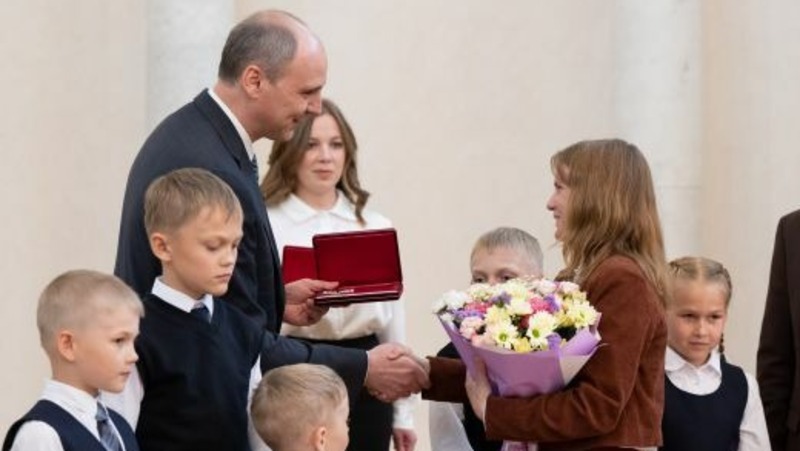 Паслер вручил 6 многодетным свердловским семьям медали ордена «Родительская слава»