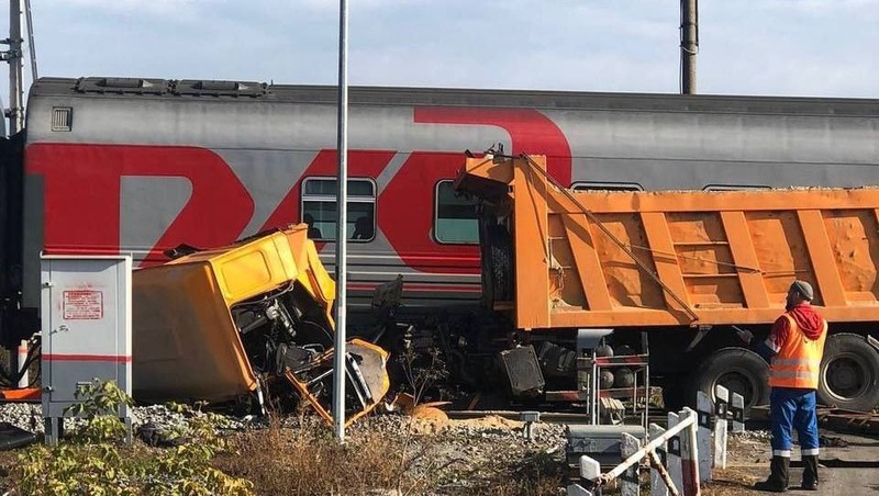 Пассажирский поезд столкнулся с грузовиком под Казанью