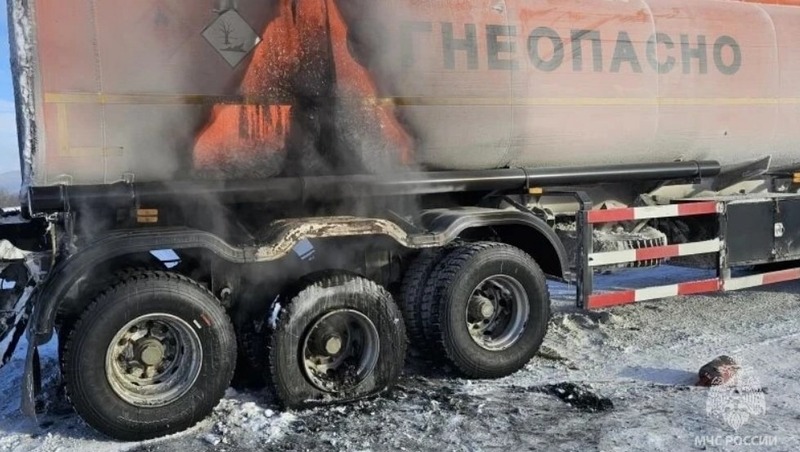Горящий бензовоз потушили у пос. Мяунджа в Магаданской области