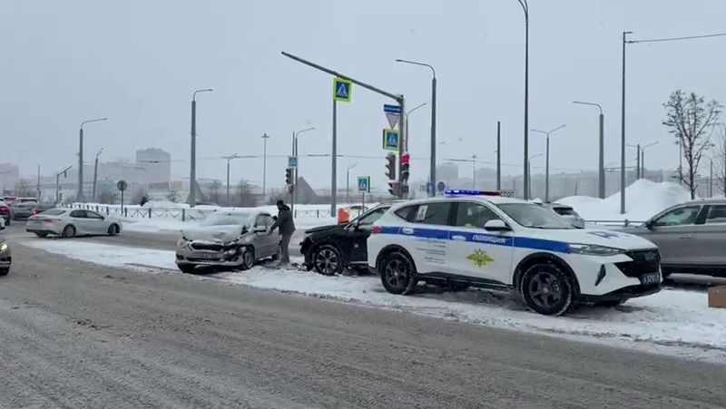На перекрестке Амирхана и Хакима в Казани столкнулись Datsun и Mitsubishi