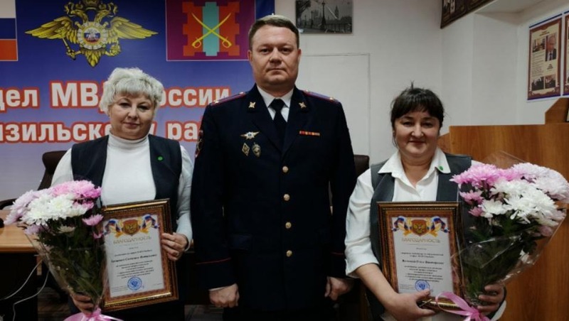 Двух сотрудниц банка наградили за спасение женщины от мошенников в Челябинской области