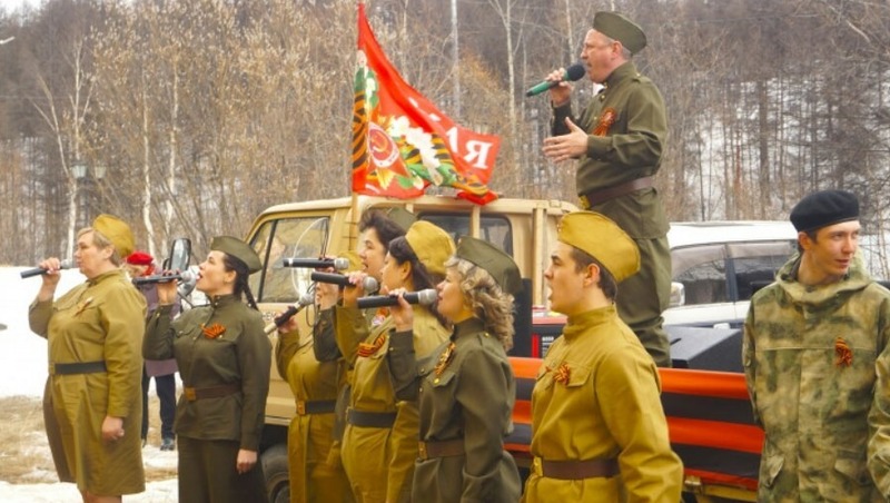 Уличные концерты с песнями военных лет состоялись на Колыме