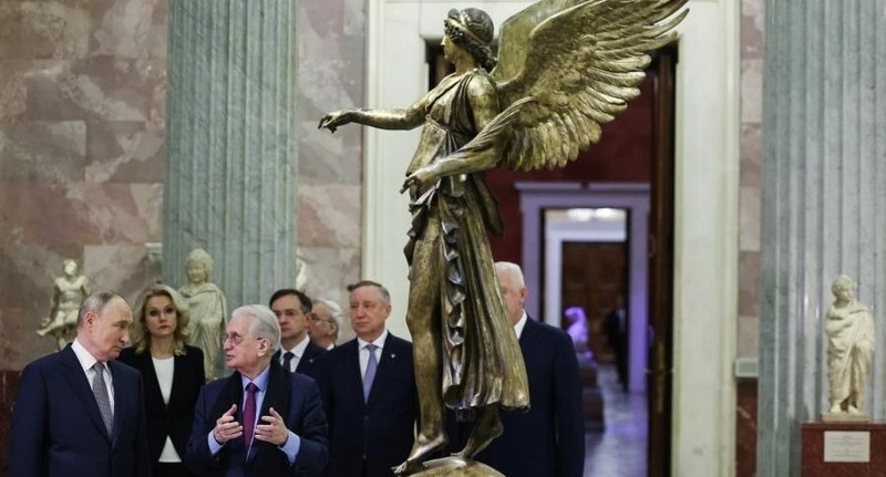 Путин ознакомился с постоянной выставкой Эрмитажа под руководством Пиотровского