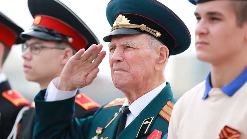 Мэр Петрин поздравил ветерана Борисова со 101-летием