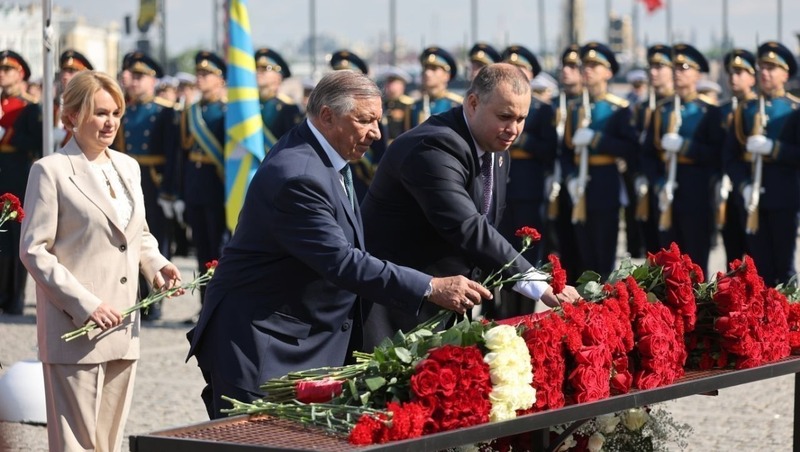 На Сенатской площади торжественно возложили цветы к памятнику Петру I