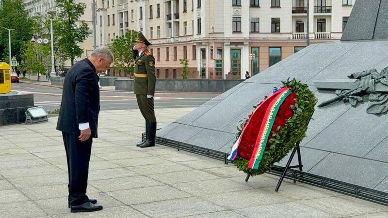 Минниханов в Минске возложил цветы к монументу Победы
