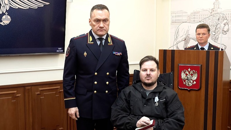 Медали за отвагу и отличие в охране общественного порядка вручили полицейским в Петербурге