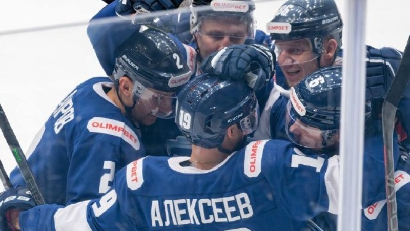 Хоккеисты «Бурана» обыграли на домашнем льду саратовский «Кристалл»