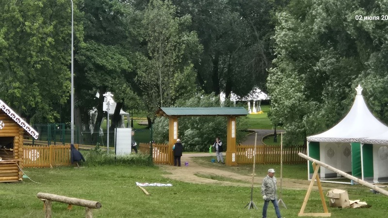 Мастера из Челнов возводят татарскую деревню к Сабантую в Москве