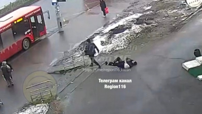 Парень избил девушку на остановке в Казани