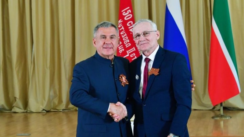 Минниханов наградил наладчика «КАМАЗа» нагрудным знаком «Заслуженный машиностроитель РФ»
