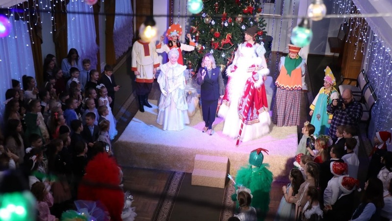 850 детей побывали на Губернаторских ёлках в Магадане