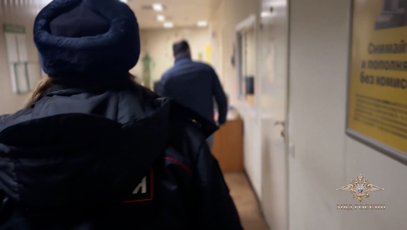 Более 1,7 тыс. мигрантов незаконно зарегистрировали в хостеле в Петербурге