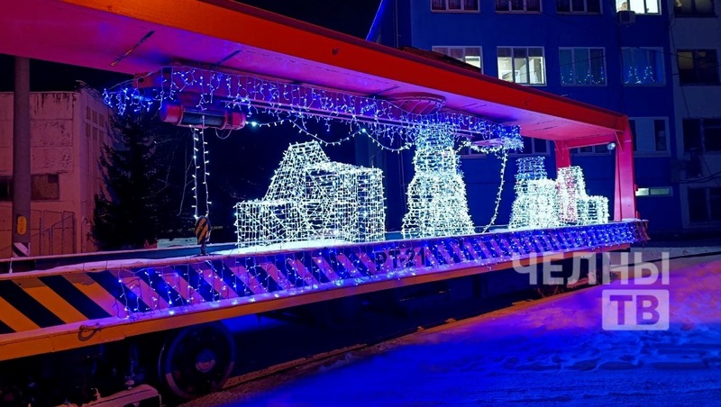 Празднично украшенные трамваи и автобусы курсируют в Челнах