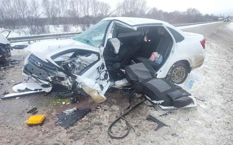Двое водителей попали в больницу после ДТП на заснеженной трассе под Воронежем