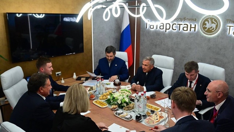 Минниханов на ПМЭФ встретился с президентом АО «Арнест»