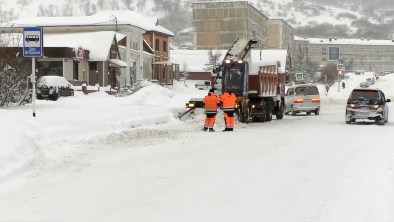 Более 30 единиц техники борются с последствиями снежного циклона в Магадане