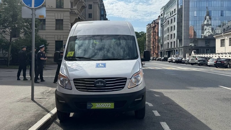 Беларусь передала Петербургу автомобиль для перевозки людей с ОВЗ