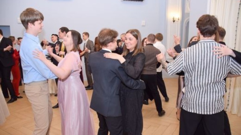 30 пар приняли участие в Новогоднем бале молодожёнов в Екатеринбурге