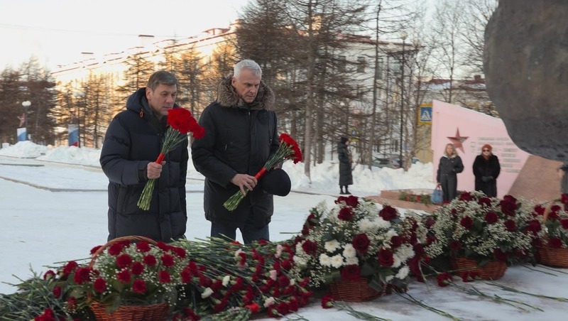  С. Носов и Н. Ежов почтили память героев ВОВ и участников СВО