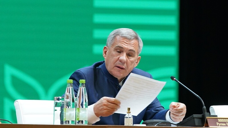 Минниханов наградил медалью «Ана даны – Родительская слава» шесть жительниц РТ
