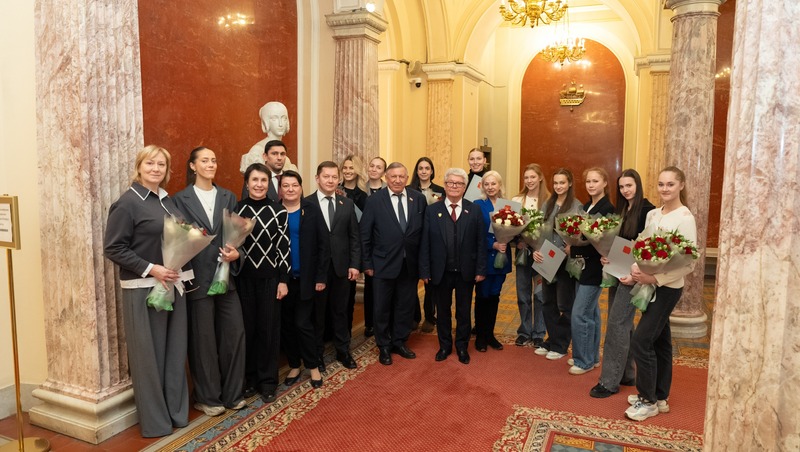 Молодым петербургским спортсменкам вручили благодарности в Мариинском дворце