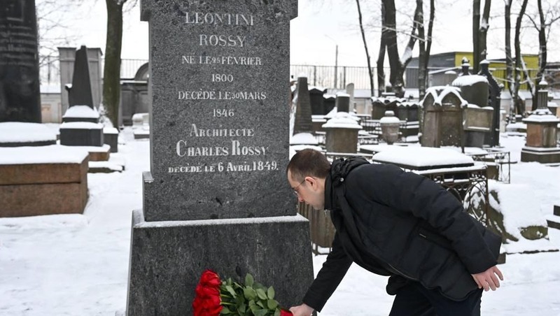 Борис Пиотровский возложил цветы к могиле Карла Росси