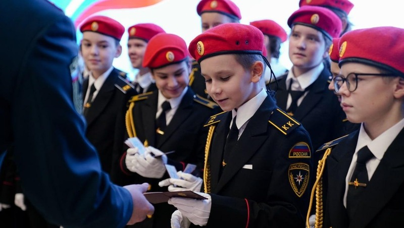 Более 300 школьников принесли клятву кадета в Петербурге