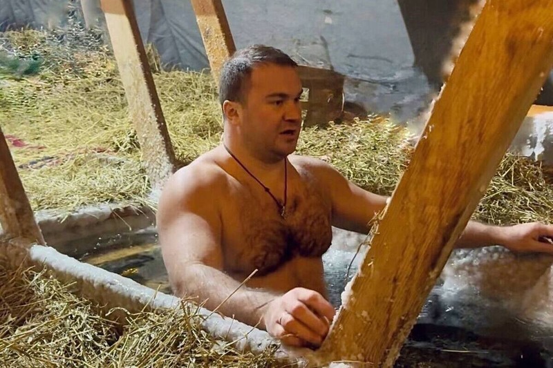 Хоценко принял участие в крещенских купаниях в Омске