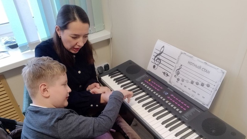 Магаданский первоклассник получил музыкальный инструмент благодаря акции «Ёлка желаний»