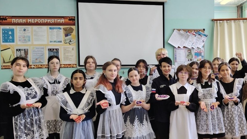 Магаданские школьницы плетут браслеты для участников СВО к 23 февраля