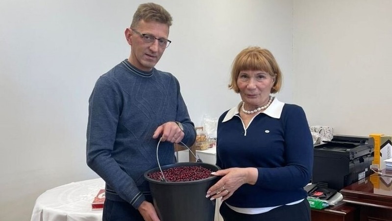 «Операция Ягодка» в Магадане: волонтеры и дети готовят пастилу для участников СВО