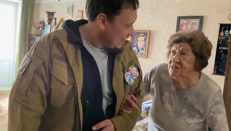 Молодёжка Народного фронта вручила подарки ветеранам ВОВ в Петербурге