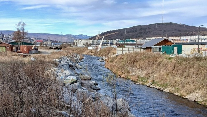 Пешеходный мост через Магаданку оборудуют прогулочными зонами
