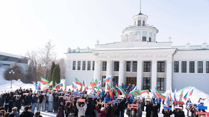 150 казанцев приняли участие в патриотическом флешмобе в честь воссоединения Крыма с Россией