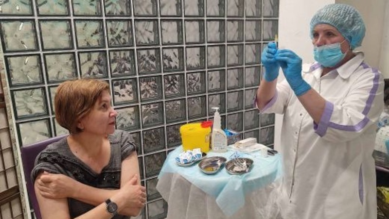 Около 3 тыс. свердловчан привили в пунктах вакцинации в ТЦ Екатеринбурга за 1,5 месяца