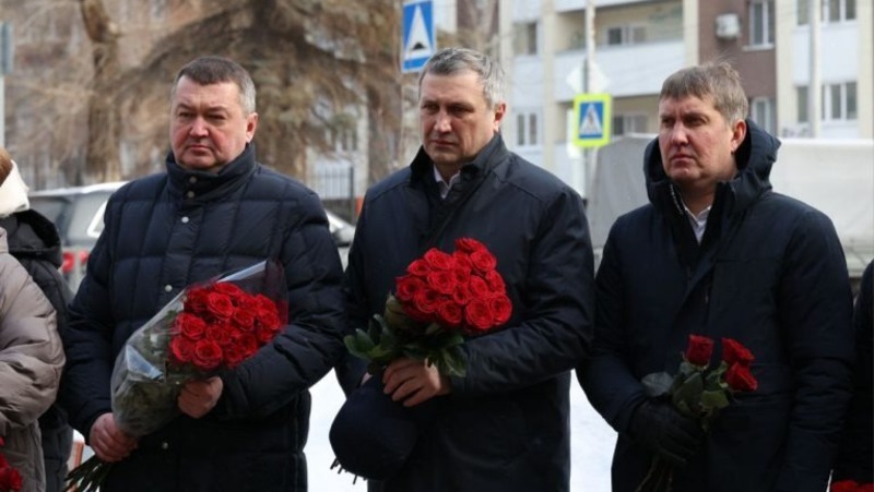 Носков возложил цветы к стеле в память о Герое Советского Союза Владимире Чудайкине